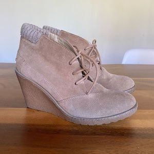Lacoste Leren suede ankle wedge booties - Size 6